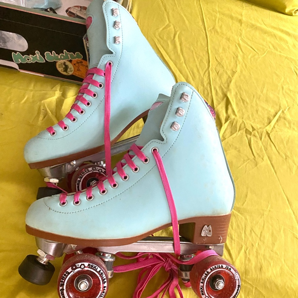 MOXI BEACH BUNNY SKATES